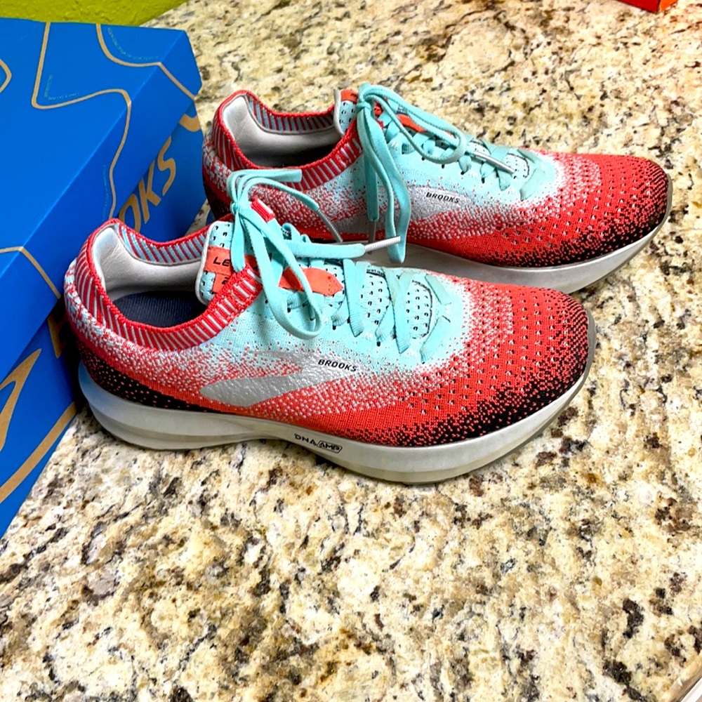 Brooks Levitate 2 Grey and pink size 8